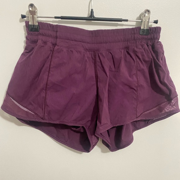 Lululemon 2.5 inch hotty hot shorts - Picture 1 of 2